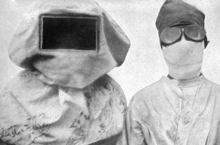 Эпидемия чумы на Дальнем Востоке (1910—1911). Доктора в защитной одежде, 1911 год