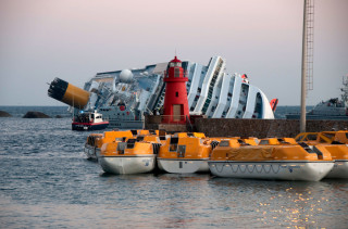 Лайнер Costa Concordia с 4252 людьми на борту в январе 2012 г. налетел на рифы и лег на правый борт