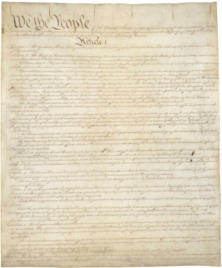 Первая страница подлинника конституции США, о более совершенном союзе сказана в самом первом абзаце