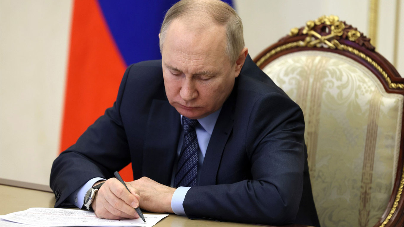 Путин подписал закон о полном запрете «пропаганды ЛГБТ» - Русская служба  The Moscow Times