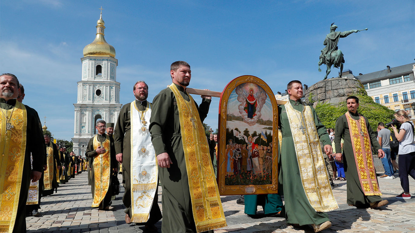 Признанные церковью. Путинский храм. Храм украинцев. Русский православный человек. Православные в Европе.