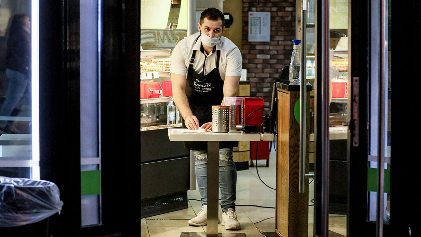 Власти Смоленска запретили непривитым посещать кафе и