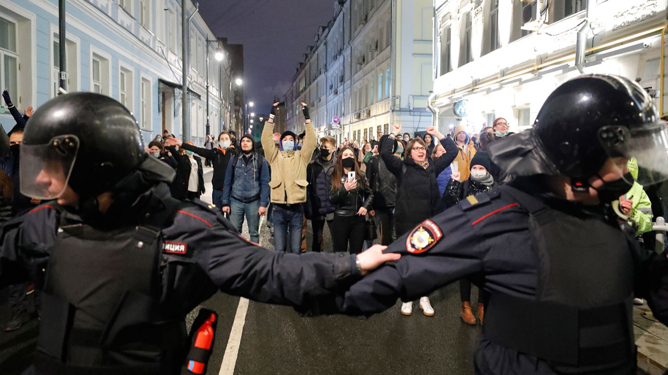 Стабилизация страхов. Как изменилось отношение общества к власти за год  после ареста Навального - Русская служба The Moscow Times