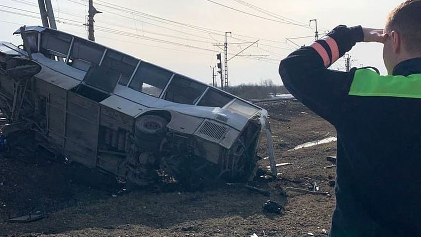 В Ярославской области при столкновении поезда и автобуса погибли 8 человек  - Русская служба The Moscow Times