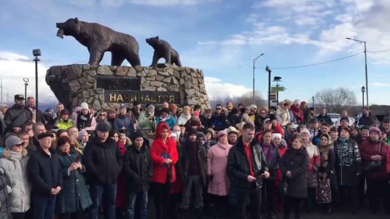 Кам 24 новости камчатка. Жители Камчатки. Памятники Камчатки. Митинг у памятника Дудину. Древние памятники Камчатки.