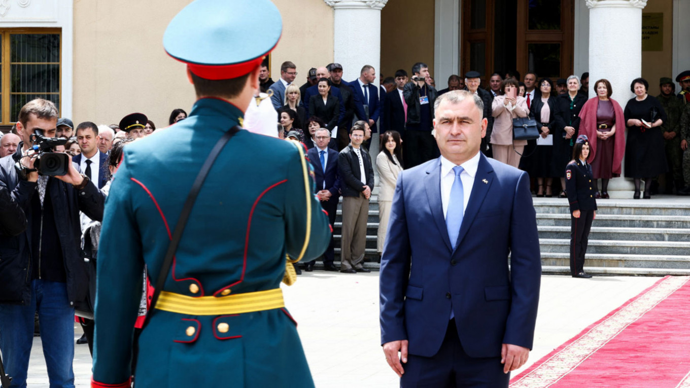 Президент южной осетии фото