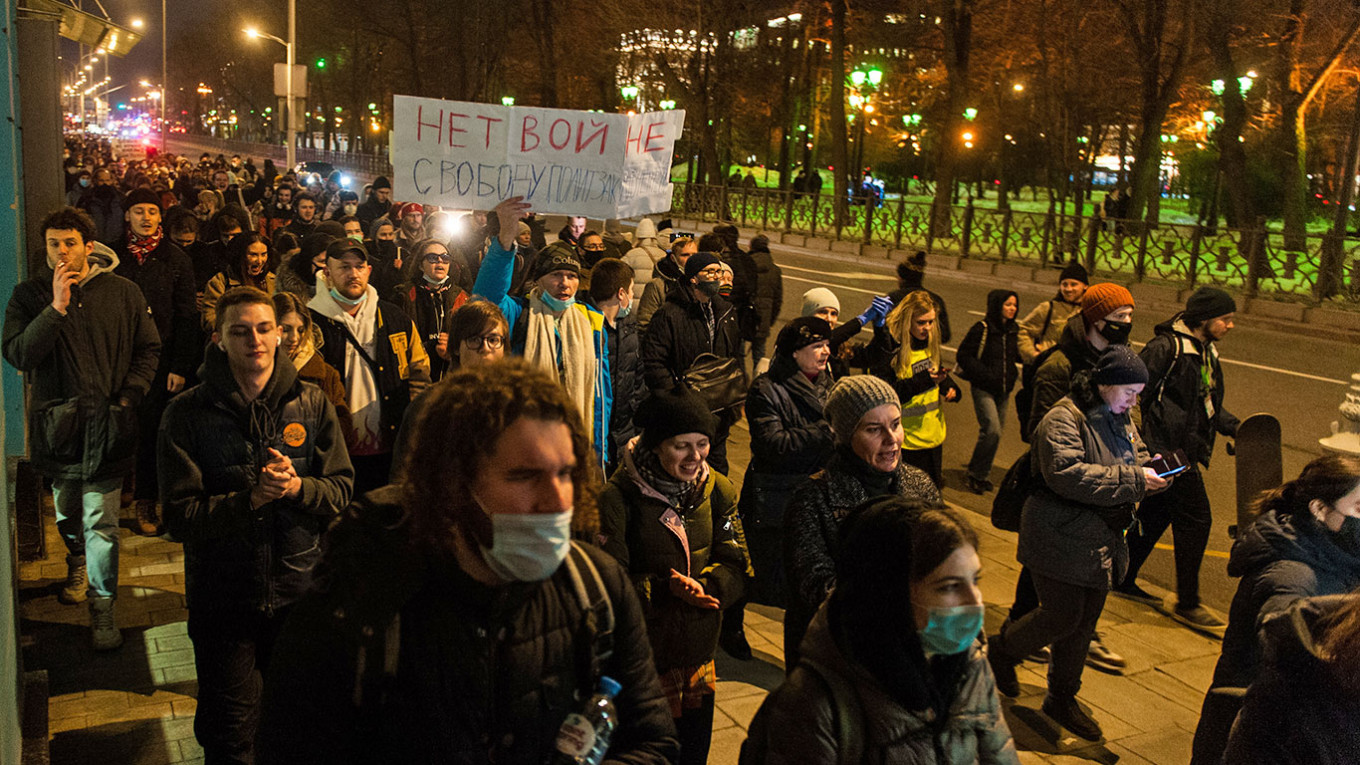 Москва против. Нет войне митинг в Москве. Антивоенный митинг в Москве. Антивоенная демонстрация в Москве. Митинги в Москве 2022.