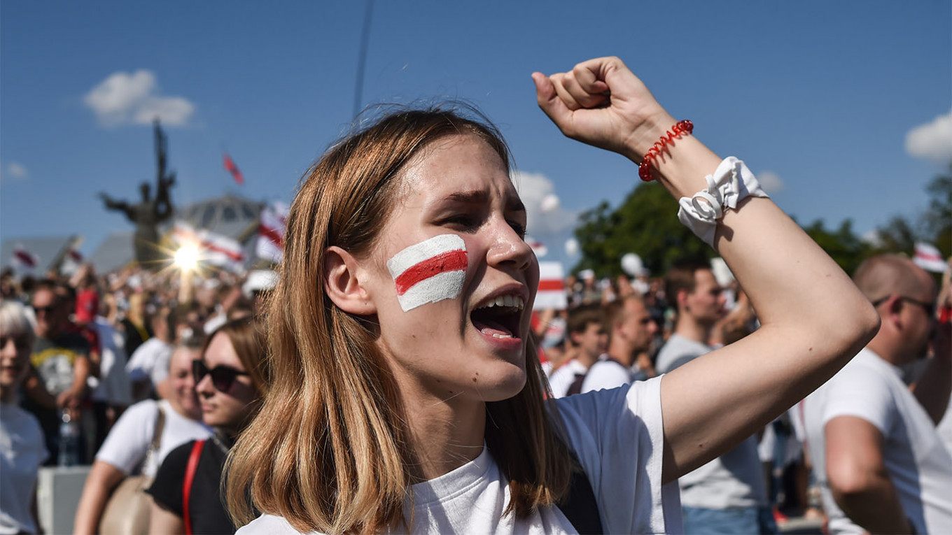 Беларусь в лицах. Белорусские протестующие с флагами. Белорусский протестный флаг. Символы протеста в Беларуси. Флаг протестов в Белоруссии.