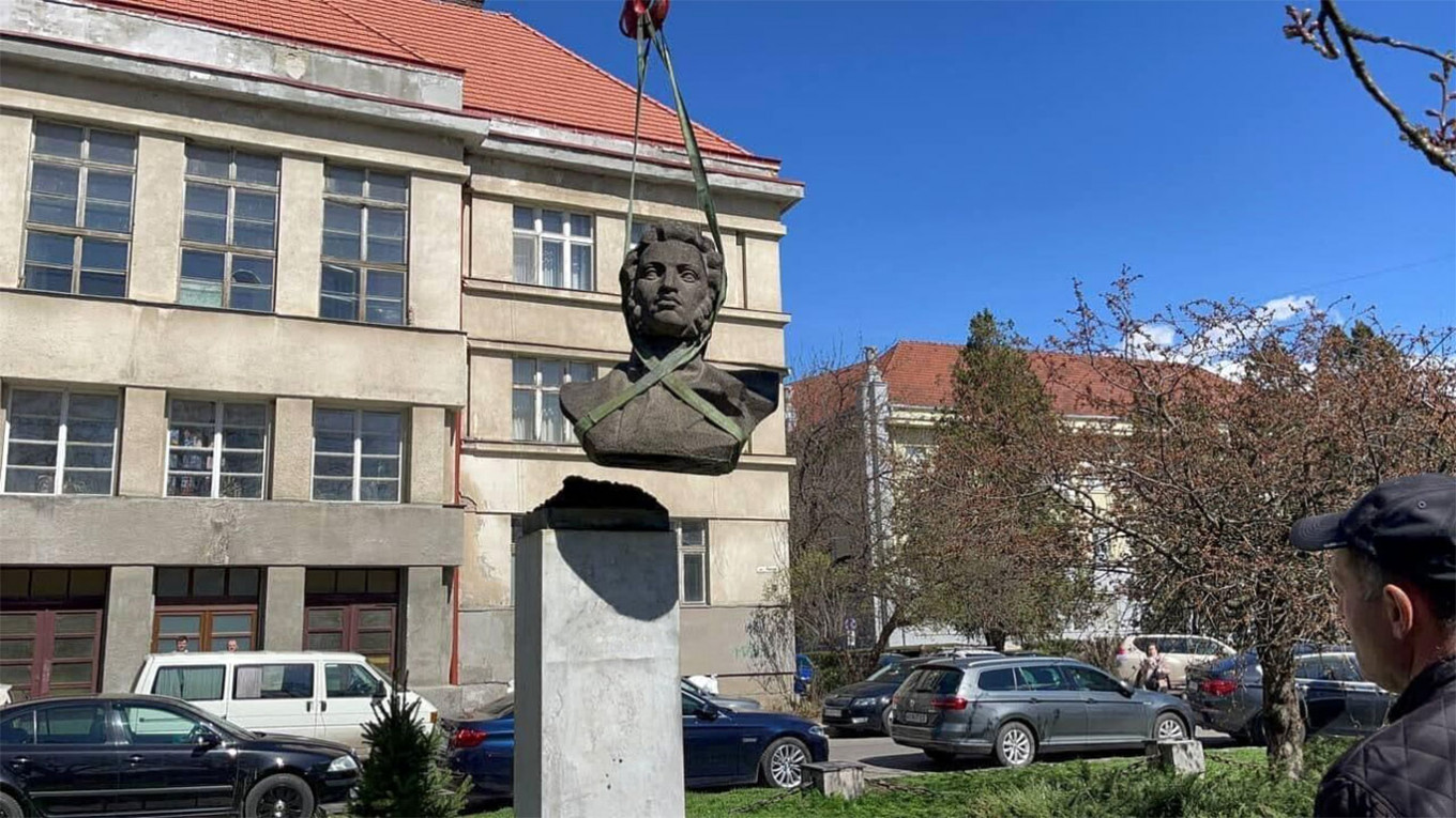 Снесли памятник. Украина сносит памятники. Бюст Пушкина в Ужгороде. Памятник Пушкину в Тернополе. Памятник Пушкину в Ужгороде.