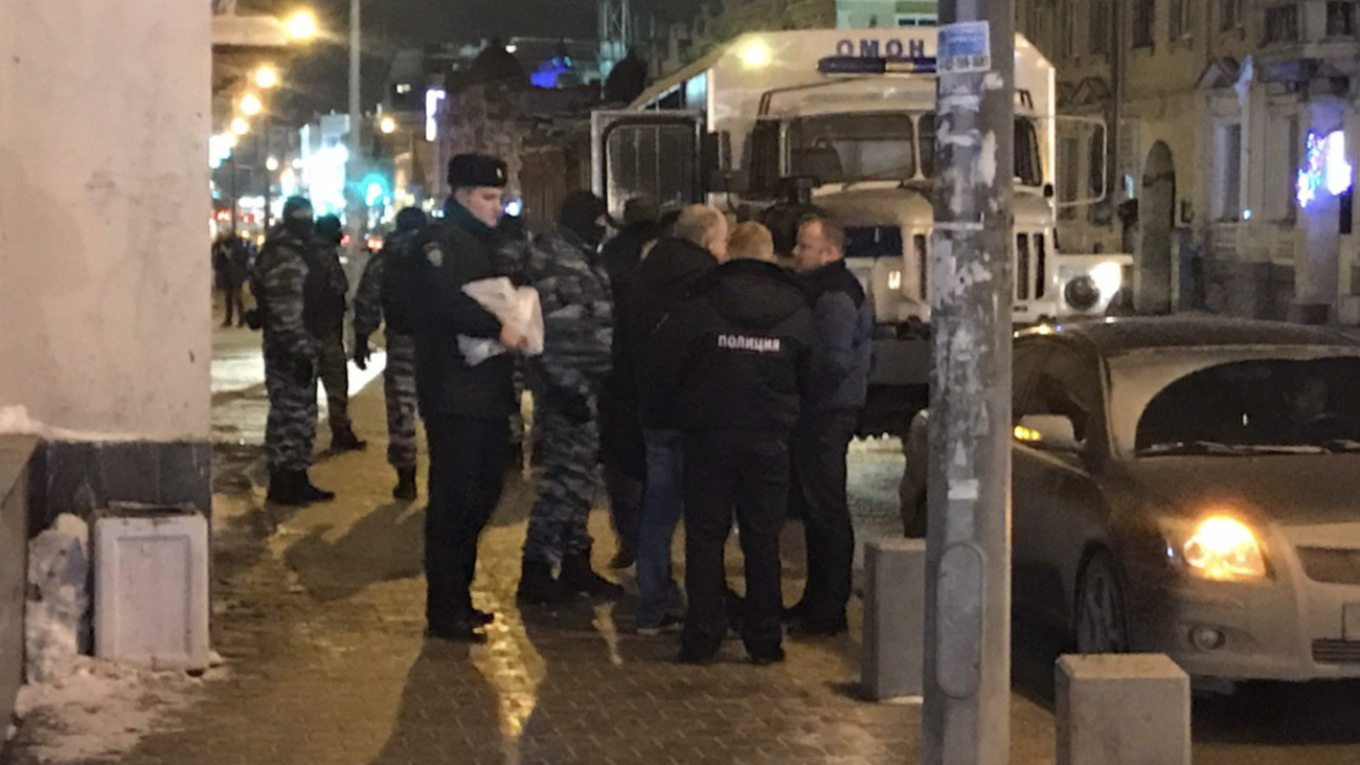 Московская полиция провела рейд в ЛГБТ+ клубе — «Осторожно, новости» — DOXA