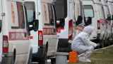 Работники скорой помощи в России борются с коронавирусом из последних сил