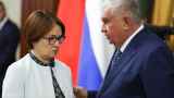 ЦБ обнаружил загадочный приток валюты в Россию на триллион рублей за месяц