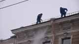 Четыре человека пострадали от падения наледи с крыш в Петербурге
