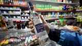 В российских магазинах начали скупать водку и лапшу вместо круп и сахара
