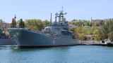 Минтранс предложил возить туристов в Крым военными кораблями из-за пробки на Керченском мосту