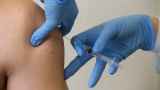 Россиян начали прививать просроченной вакциной от коронавируса