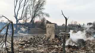 В крае горело почти 44 тысячи кв. м леса и более 10 районов региона. Сгорело около 350 строений. Погибли минимум пять человек. Пострадали не меньше 17.
