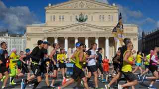 Маршрут марафона проходил мимо самых знаковых достопримечательностей столицы, в том числе Большого театра, Храма Христа Спасителя и Кремля.