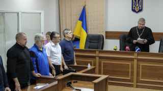 Украинский бизнесмен Игорь Коломойский (второй слева) на заседании в Шевченковском районном суде
