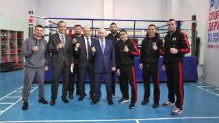 Путин с участниками турнира по профессиональному боксу