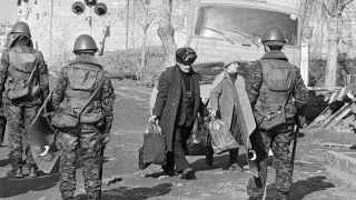 СССР. Азербайджанская ССР. Баку. 19 января 1990 г. Армянские беженцы направляются к Бакинскому морскому порту