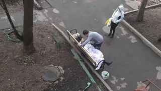 Женщина умерла на московской улице после выписки из больницы. Ранее ее госпитализировали с подозрением на воспаление легких.