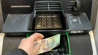 Россияне тратят на погашение кредитов меньше, чем год назад