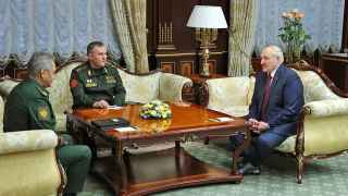 Александр Лукашенко на встрече с Министром обороны РФ Сергеем Шойгу.