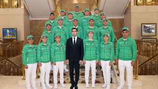Сердар Бердымухамедов (в центре) провожает сборную команду Туркменистана на ХХХII летние Олимпийские игры