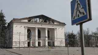 Мариупольский драматический театр подвергся обстрелу 16 марта, когда мирные жители, включая детей, укрывались внутри.