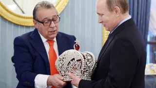 Говорят, что когда сатирик Геннадий Хазанов (слева) подарил Владимиру Путину царскую корону, нацлидер отказался ее надевать