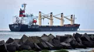 Сухогруз Brave Commander с 23 тыс. тонн пшеницы выходит из порта Одессы, 2022 год