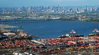 Порты на атлантическом побережье США (на фото – порт Нью-Йорка) в последние месяцы обогнали тихоокеанские по обороту контейнеров