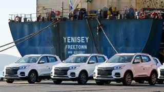 Выгрузка китайских автомобилей в порту Владивостока
