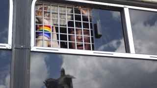Гей-парад в Москве 27 мая 2012, журналистка Елена Костюченко в автозаке