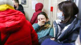Подъем заболеваемости коронавирусом в России привел к проблеме очередей в поликлиники. К 4 февраля число госпитализаций из-за коронавируса за сутки составило 17 798 по всей стране 