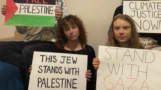 Грета Тунберг (справа) выступила за палестинцев