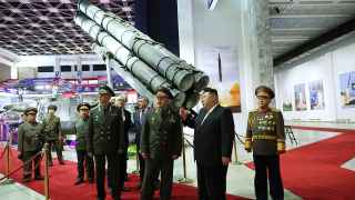 Ким Чен Ын и министр обороны РФ Сергей Шойгу во время посещения выставки вооружений