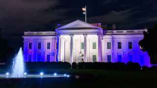 Белый дом, освещенный в сине-белых тонах израильского флага в поддержку Израиля
