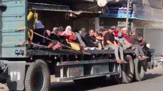 Жители сектора Газа на чем могут пытаются уехать из-под обстрелов Израиля
