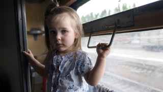 Кира из Торецка Донецкой области в эвакуационном поезде в Днепр.