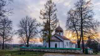 Бёхово – совсем небольшое поселение, часть национального музея-заповедника Василия Поленова. По данным на 2010 г. местное население насчитывало всего 58 человек.

Главная достопримечательность – Церковь Троицы Живоначальной