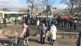 Эвакуированные на железнодорожной станции в приграничном селе Успенка.