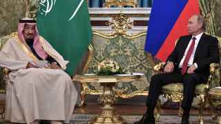 Саудовцы (слева — король Сальман бен-Абдель-Азиз аль-Сауд) не считают Владимира Путина (справа) военным преступником, но недовольны сотрудничеством с ним