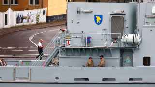 Датское военное судно в гавани Рённе на острове Борнхольм