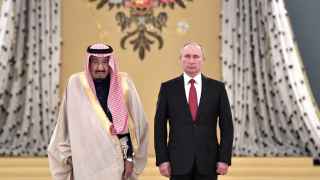 Владимир Путин (справа) хотел потягаться с Саудовской Аравией (король Салман ибн Абдул-Азиз аль-Сауд — слева), но вынужден был отступить