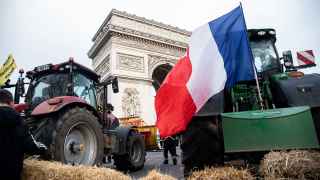 Фермеры профсоюза «Сельская координация» заблокировали площадь у Триумфальной арки в Париже