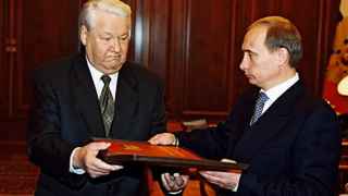 Главное, что Борис Ельцин (слева) передал Владимиру Путину, – удобная для налаживания автократического правления Конституция
