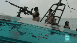 Хуситские военные на патрульном катере
