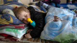 Трехлетняя Каролина Федорова спит в днепровской школе, которая используется в качестве убежища. 

Каролина вместе с родителями и четырьмя братьями и сестрами бежала из Бахмута, города на востоке Украины.